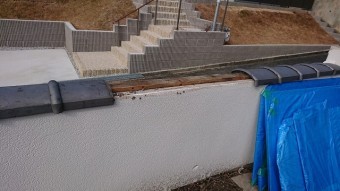 割れた塀の瓦を外していきます。