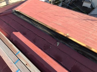 貫板にも雨水が廻り、一部腐食している状態です。