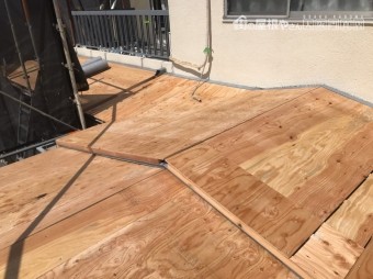 12mmのコンパネを貼って、新しく野地を作ります。