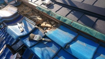 瓦を解体していきますと、取り合い部分は木を打っているだけです。