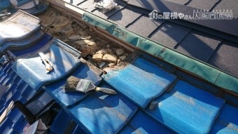 瓦を解体していきますと、取り合い部分は木を打っているだけです。
