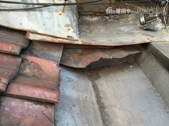 板金の浮いた部分