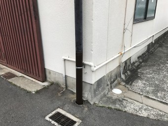 たて樋90を継いで補修しました。