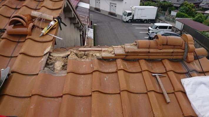 瓦の棟部分を解体