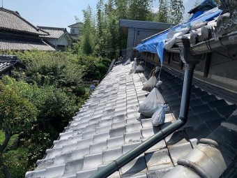 下屋根も全体的に瓦がズレています。