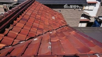 平部の桟瓦の桟の部分が凍てて割れています。
