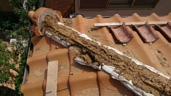 ノシ瓦を外して、中の土も解体して行きます。