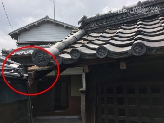 車がぶつかり瓦が落下