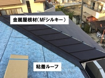下地材と屋根材を葺いていく