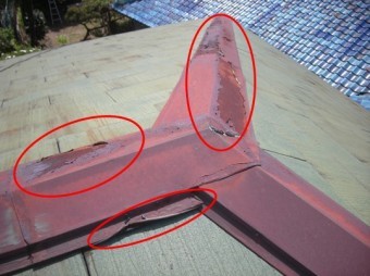 棟板金が錆びています