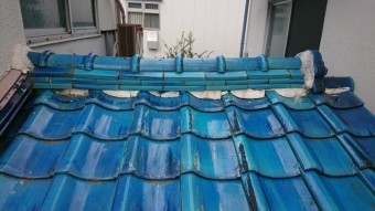 下屋根の棟の面戸漆喰が劣化して傷んでおります。