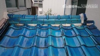 下屋根の棟の面戸漆喰が劣化して傷んでおります。