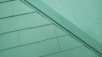 隅棟下が割れているのでコーキングで補修しました。