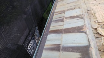 銅板に穴が開いてしまい、そこから雨漏りを起こしています。