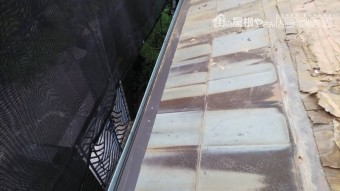 銅板に穴が開いてしまい、そこから雨漏りを起こしています。