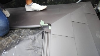 隅棟はカレッセの廻り隅で納めます。
