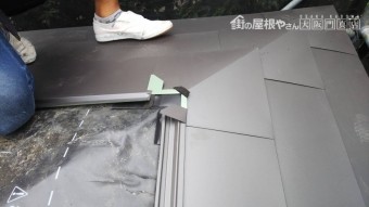 隅棟はカレッセの廻り隅で納めます。