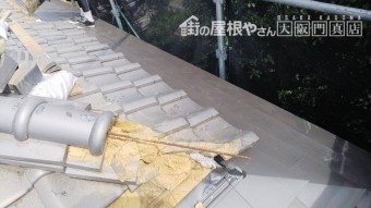 カレッセを葺き上げた後、一文字軒瓦を葺き直していきます。