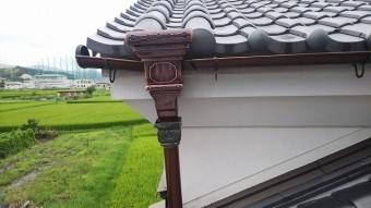 いぶし樋のデラックスたて飾りアンコーを取り付けました。