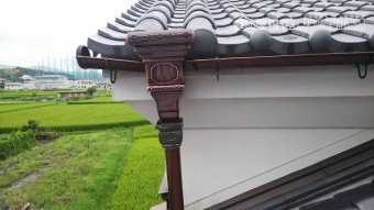 いぶし樋のデラックスたて飾りアンコーを取り付けました。