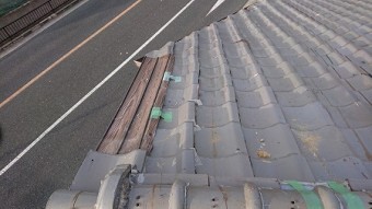 ケラバ瓦が割れているのか、応急で板金が被せられております