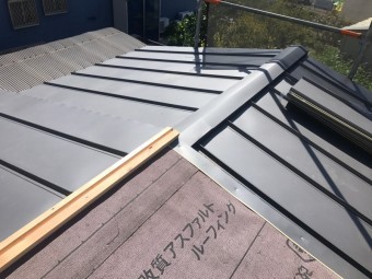 立平板金を葺上げていきます。