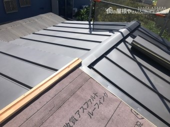 立平板金を葺上げていきます。