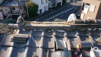 崩れた棟のノシ瓦を一旦解体します。