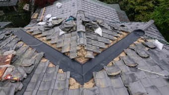 ガルバリウム製の谷板金を取り付けます。