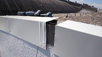 ケラバカバーつなぎ目に2重コーキングで止水します。
