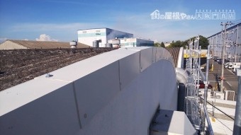 円形屋根なので、短いケラバカバーを繋ぎ合わせていきます。