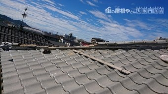 シートを外すと棟瓦が崩れていました。
