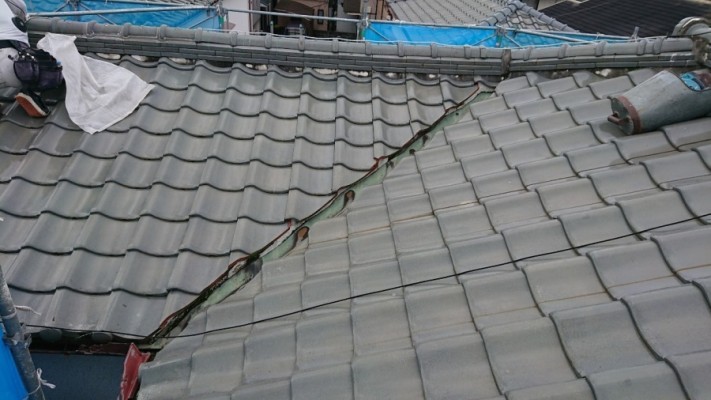 銅製の谷板金が変色しています。