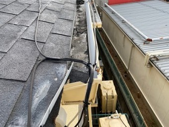 軒樋に飛散したシングル材が溜まっていますね。