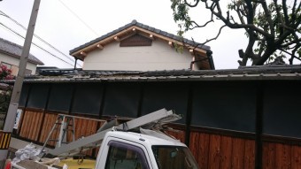 塀の棟が崩れてしまっています。