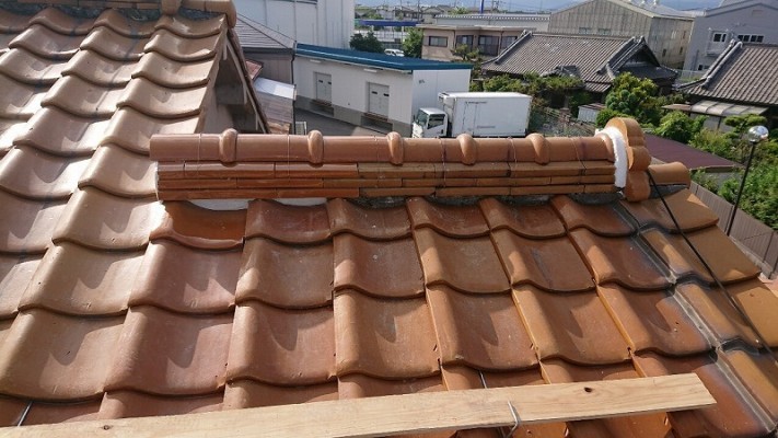 新たな瓦を使用して棟積み