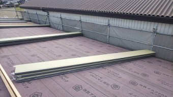 立平板金は、軒から棟までの1本ものですので長いです。