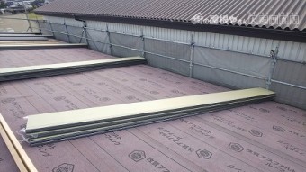 立平板金は、軒から棟までの1本ものですので長いです。
