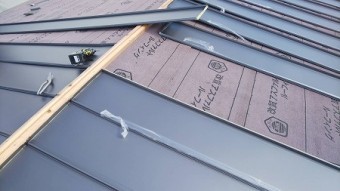立平板金をビスで留つけて、嵌合部をはめ込んでいきます。
