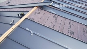 立平板金をビスで留つけて、嵌合部をはめ込んでいきます。