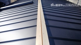 棟包板金を留めつける、下地木をビスで取り付けます。