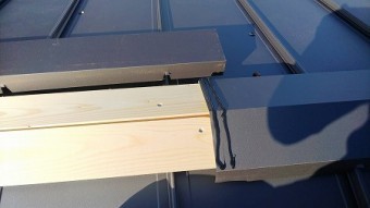 棟包板金の結合部は2乗コーキングで、防水&接着です。
