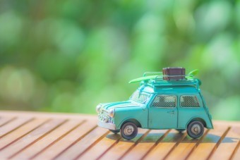 車のヘッドライト 素材 ポリカ