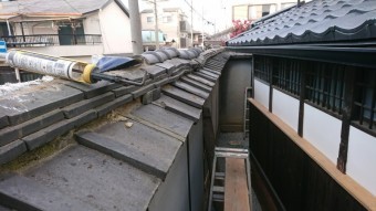 地震の影響か、棟瓦がズレてしまっています。
