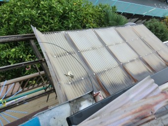 塩ビ波板が強風で剥がれています。