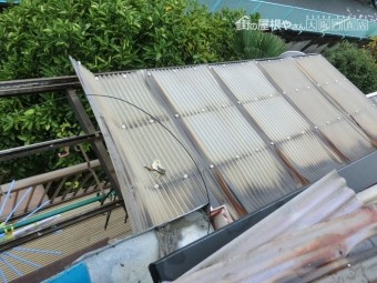 塩ビ波板が強風で剥がれています。