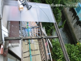 ポリカ波板を留めつけていきます。