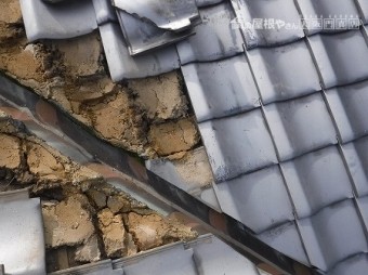 谷部の瓦を外して行きます。