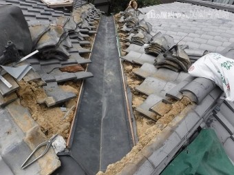ガルバリウム鋼鈑の谷板金を取り付けます。