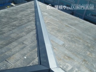 新しく棟板金と取り付け、飛散したカラーベストも補修しました。